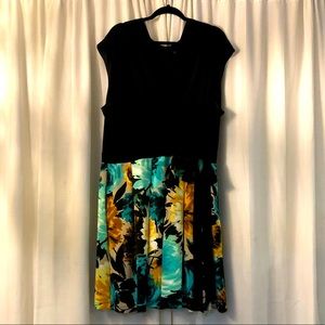 Sleeveless faux wrap dress w floral skirt, pockets